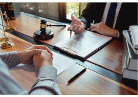 Dịch vụ luật sư giải quyết vấn đề lạm dụng tín nhiệm tại Hóc Môn