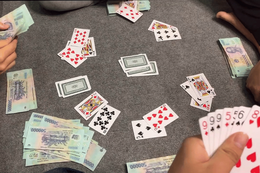 CHỈ NGỒI XEM NHƯNG KHÔNG THAM GIA ĐÁNH BẠC CÓ BỊ XỬ LÝ HÌNH SỰ HAY KHÔNG?