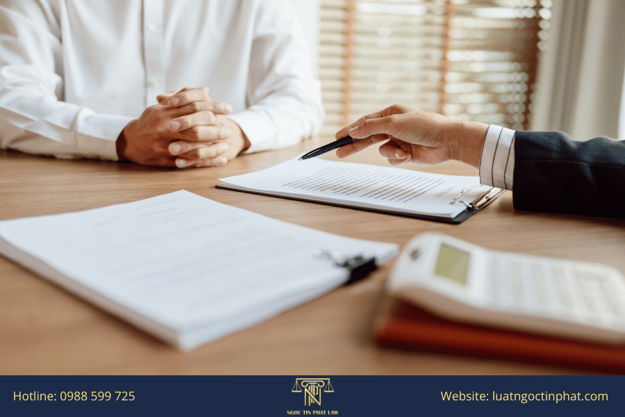 Khi công ty chấm dứt hợp đồng trái pháp luật, người lao động nên làm gì?